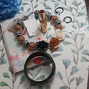 Elegant Gold and Black Women's Bracelet